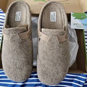 Earth Origins Taupe felt Slip-On Shoes